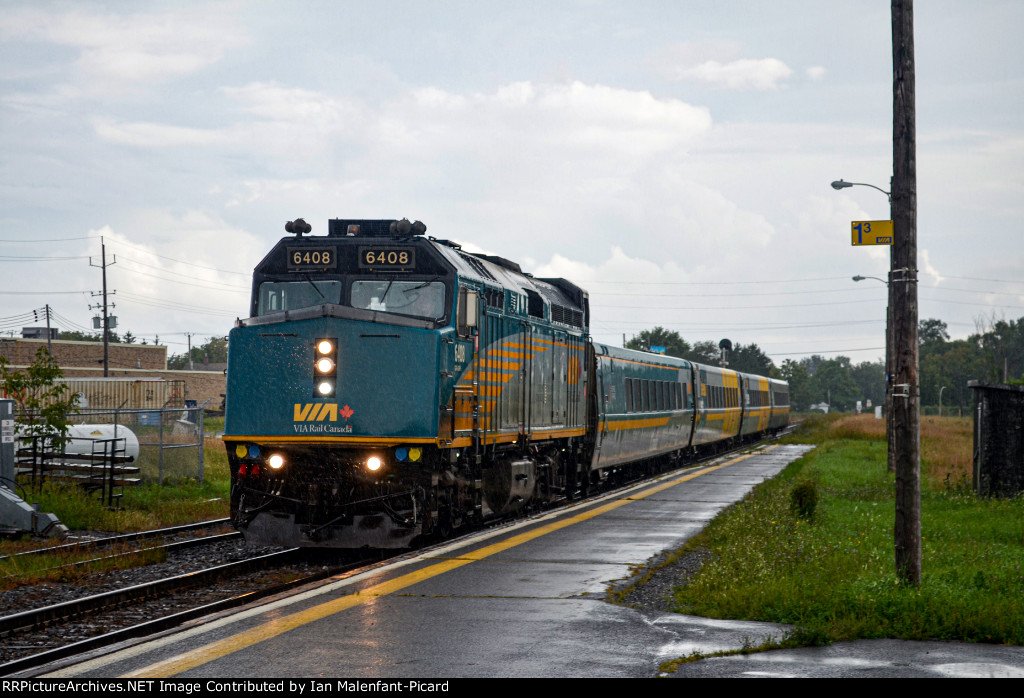 VIA 6408 leads an eastbound LRC train to Quebec
